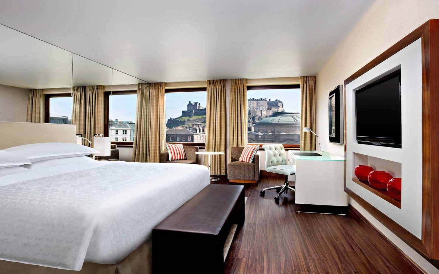 Hotel Near Edinburgh Castle Book A Room With Beautiful View Edinburgh Castle Hotel Room With A Stunning View